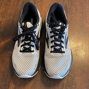 Black & White Brooks Andrenaline GTS 22